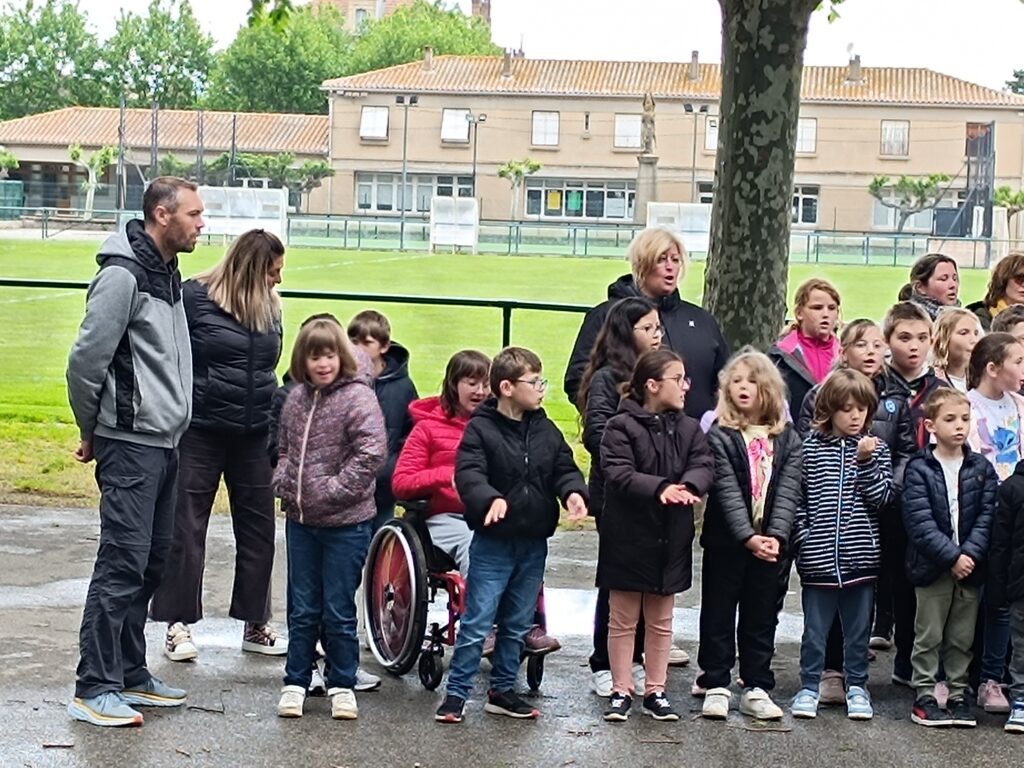 Les enfants et les enseignants chantent la Marseillaise