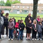 Les enfants et les enseignants chantent la Marseillaise
