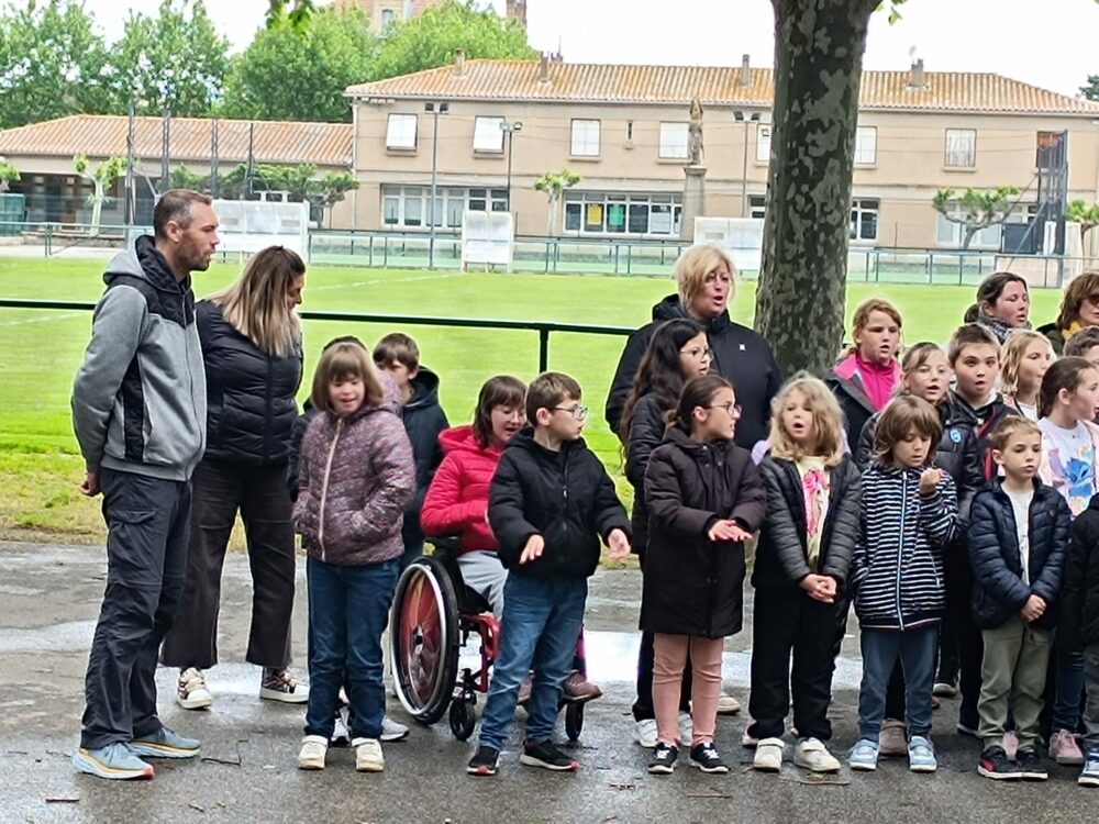Les enfants et les enseignants chantent la Marseillaise