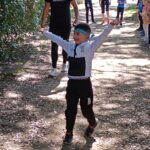 Un élève heureux et les bras en l'air à l'arrivée du parcours