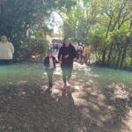 Charline, l'enseignante, accompagne et encourage un élève sur le parcours