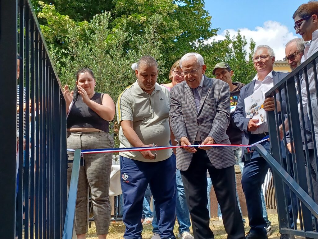 Les vois'inclusifs et le Président, Jean-Claude Rouanet, coupent le traditionnel ruban tricolore des inaugurations