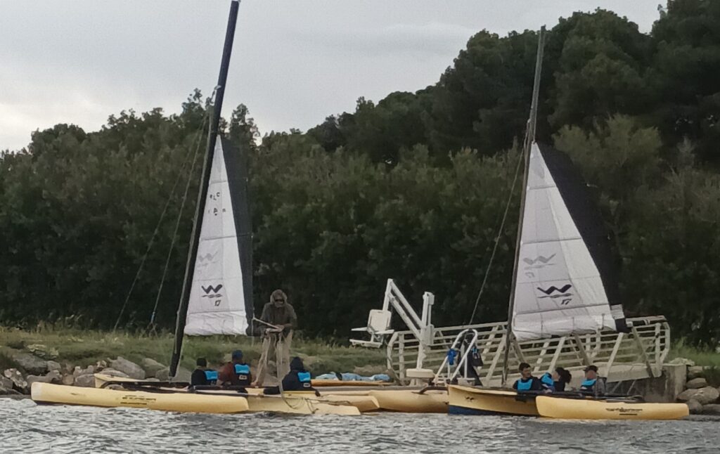 Deux bateaux avec les résidents