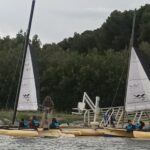 Deux bateaux avec les résidents