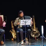 Au centre une accordéoniste entourée de 2 jeunes musiciens