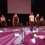 5 danseuses avec des steps