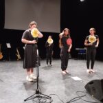 6 jeunes avec des fleurs de couleurs différentes