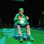 Un jeune homme fait des percussions