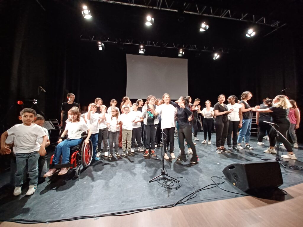 L'ensemble des participants saluent
