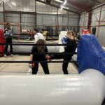 4 personnes boxent sur le ring