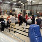 Sur le ring, jeunes et entraineurs s'exercent à la boxe