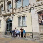 Le groupe devant l'entrée du Musée des Beaux-arts