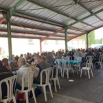 Tous réunis pour partager un repas en commun