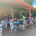 Tous réunis pour partager un repas en commun