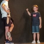 2 jeunes debout sur scène