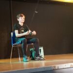 Un jeune sur scène