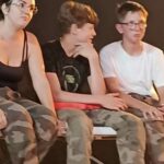 3 jeunes sur scène assis sur une table