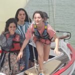 Deux jeunes et une accompagnatrice sur le voilier