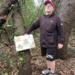 Un jeune pose sur le parcours sensoriel