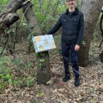 Un jeune pose sur le parcours sensoriel