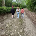 3 personnes de dos sur le parcours sensoriel
