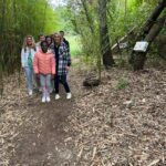 Photo de groupe sur le parcours sensoriel