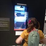 Une jeune fille au musée du Quai des Savoirs à Toulouse