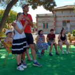 Deux jeunes chantent