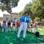 Un jeune chante et danse sur Mickaël Jackson