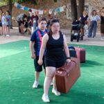 Deux jeunes font les clowns