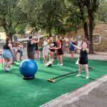 Les jeunes s'exercent aux arts du cirque