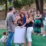 L'équipe et les jeunes remettent un cadeau à l'enseignante qui les quitte pour d'autres projets. Beaucoup d'émotion pour tout le monde