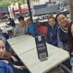 Le groupe se désaltère en terrasse d'un café