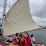 4 personnes sur le voilier