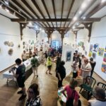 Jour de vernissage : la salle de la Chapelle des Dominicaines remplie de visiteurs