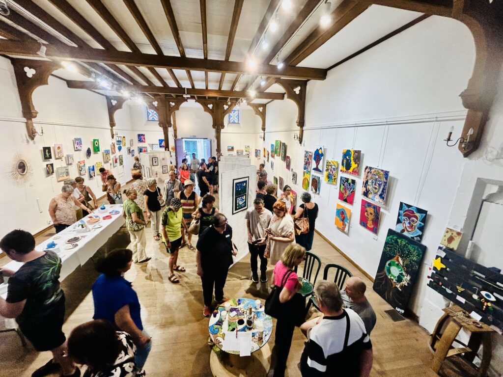 Jour de vernissage : la salle de la Chapelle des Dominicaines remplie de visiteurs