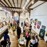 Jour de vernissage : la salle de la Chapelle des Dominicaines remplie de visiteurs