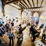 Jour de vernissage : la salle de la Chapelle des Dominicaines remplie de visiteurs