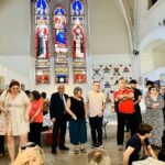 Lors du vernissage, le Président, des administrateurs et les artistes ainsi que la coordinatrice des arts font des discours