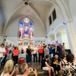 Lors du vernissage, le Président, des administrateurs et les artistes ainsi que la coordinatrice des arts font des discours