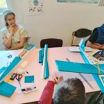 3 jeunes autour d'une table construisent un modèle d'avion