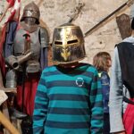 Un enfant avec un heaume