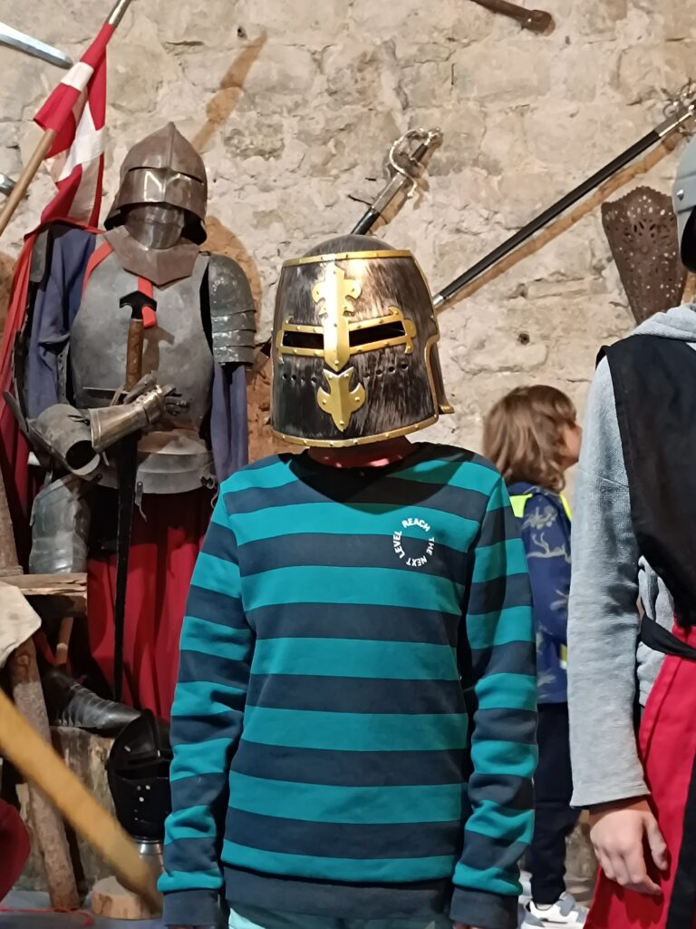 Un enfant avec un heaume