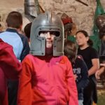 Un enfant avec un heaume