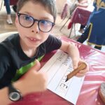Un petit garçon s'exerce à la calligraphie