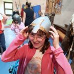 Une jeune fille avec un heaume
