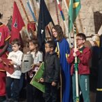 Les jeunes de l'UEE en tenues d'époque et / ou avec des accessoires (bouclier, heaume, épée,...)