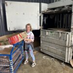Margot devant la machine à broyer les cartons