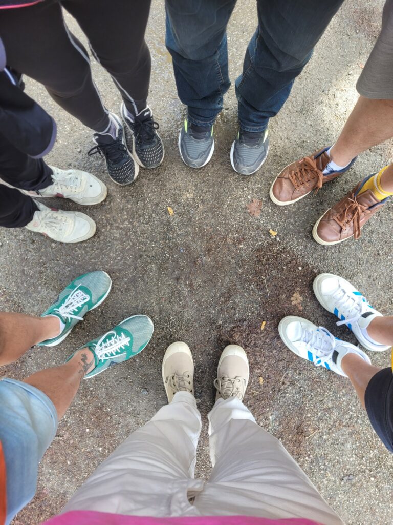 Les pieds des participants en cercle
