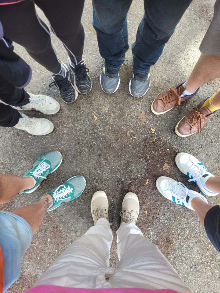 Les pieds des participants en cercle
